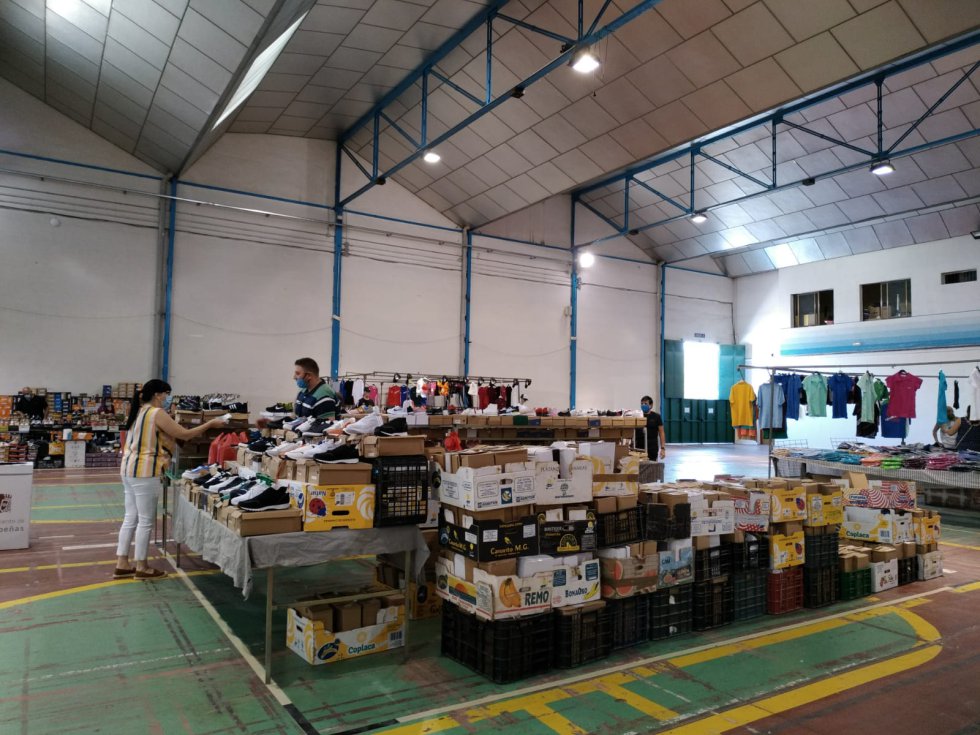 El mercadillo municipal de Valdepeñas ha estrenado, este jueves, una nueva ubicación, con motivo del paso a la Fase 1 del plan de desescalada. En este sentido, hasta 24 puestos (todos ellos con sede social o fiscal en Valdepeñas) se han instalado en el Pabellón Ferial Esteban López Vega. Un recinto en el que se ha limitado el aforo a 48 personas, es decir dos compradores por puesto El mercadillo municipal de Valdepeñas ha estrenado, este jueves, una nueva ubicación, con motivo del paso a la Fase 1 del plan de desescalada. En este sentido, hasta 24 puestos (todos ellos con sede social o fiscal en Valdepeñas) se han instalado en el Pabellón Ferial Esteban López Vega. Un recinto en el que se ha limitado el aforo a 48 personas, es decir dos compradores por puesto