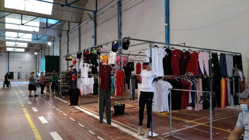 El mercadillo municipal de Valdepeñas ha estrenado, este jueves, una nueva ubicación, con motivo del paso a la Fase 1 del plan de desescalada. En este sentido, hasta 24 puestos (todos ellos con sede social o fiscal en Valdepeñas) se han instalado en el Pabellón Ferial Esteban López Vega. Un recinto en el que se ha limitado el aforo a 48 personas, es decir dos compradores por puesto El mercadillo municipal de Valdepeñas ha estrenado, este jueves, una nueva ubicación, con motivo del paso a la Fase 1 del plan de desescalada. En este sentido, hasta 24 puestos (todos ellos con sede social o fiscal en Valdepeñas) se han instalado en el Pabellón Ferial Esteban López Vega. Un recinto en el que se ha limitado el aforo a 48 personas, es decir dos compradores por puesto