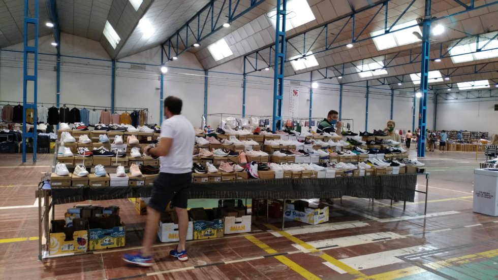 El mercadillo municipal de Valdepeñas ha estrenado, este jueves, una nueva ubicación, con motivo del paso a la Fase 1 del plan de desescalada. En este sentido, hasta 24 puestos (todos ellos con sede social o fiscal en Valdepeñas) se han instalado en el Pabellón Ferial Esteban López Vega. Un recinto en el que se ha limitado el aforo a 48 personas, es decir dos compradores por puesto El mercadillo municipal de Valdepeñas ha estrenado, este jueves, una nueva ubicación, con motivo del paso a la Fase 1 del plan de desescalada. En este sentido, hasta 24 puestos (todos ellos con sede social o fiscal en Valdepeñas) se han instalado en el Pabellón Ferial Esteban López Vega. Un recinto en el que se ha limitado el aforo a 48 personas, es decir dos compradores por puesto