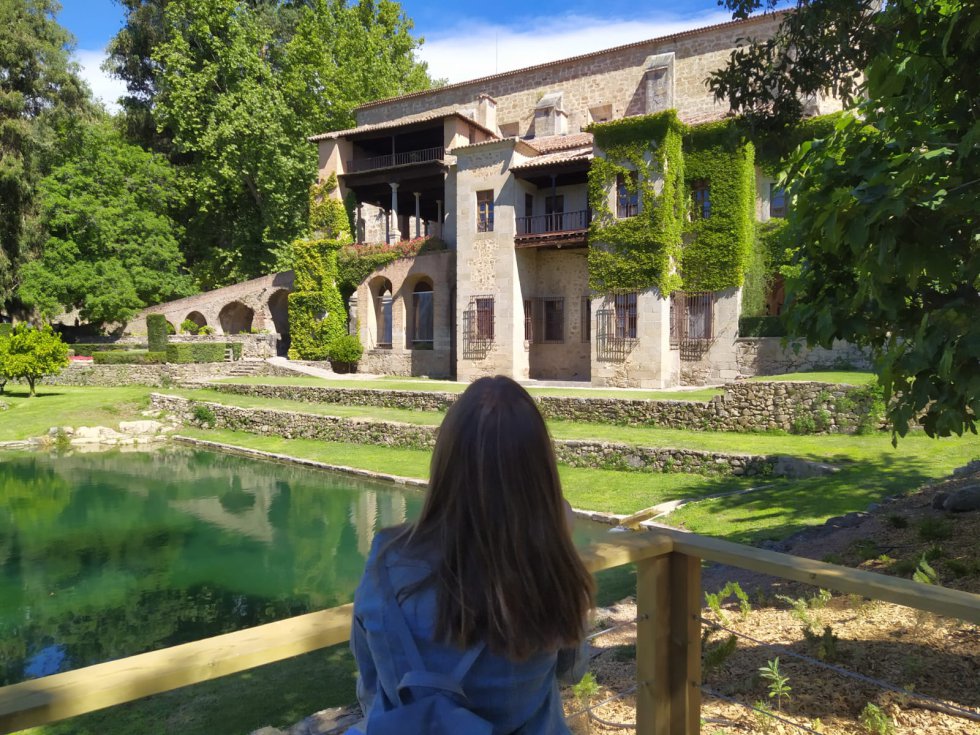 Una joven en el mirador junto al estanque en el Real Monasterio Jerónimo de Yuste Una joven en el mirador junto al estanque en el Real Monasterio Jerónimo de Yuste
