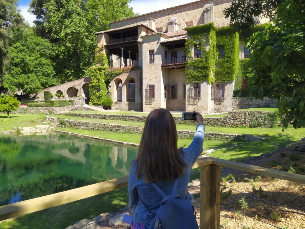 Una joven en el mirador junto al estanque en el Real Monasterio Jerónimo de Yuste Una joven en el mirador junto al estanque en el Real Monasterio Jerónimo de Yuste