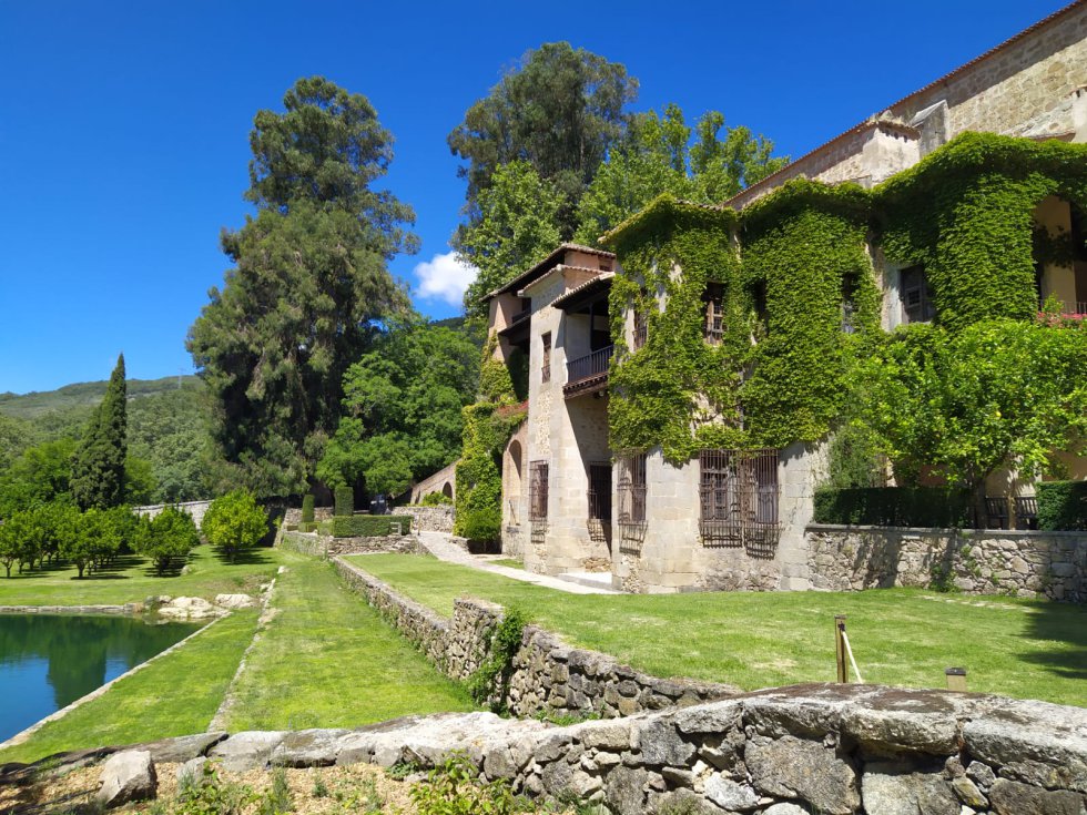 Estanque y fachada sur en el Real Monasterio Jerónimo de Yuste Estanque y fachada sur en el Real Monasterio Jerónimo de Yuste
