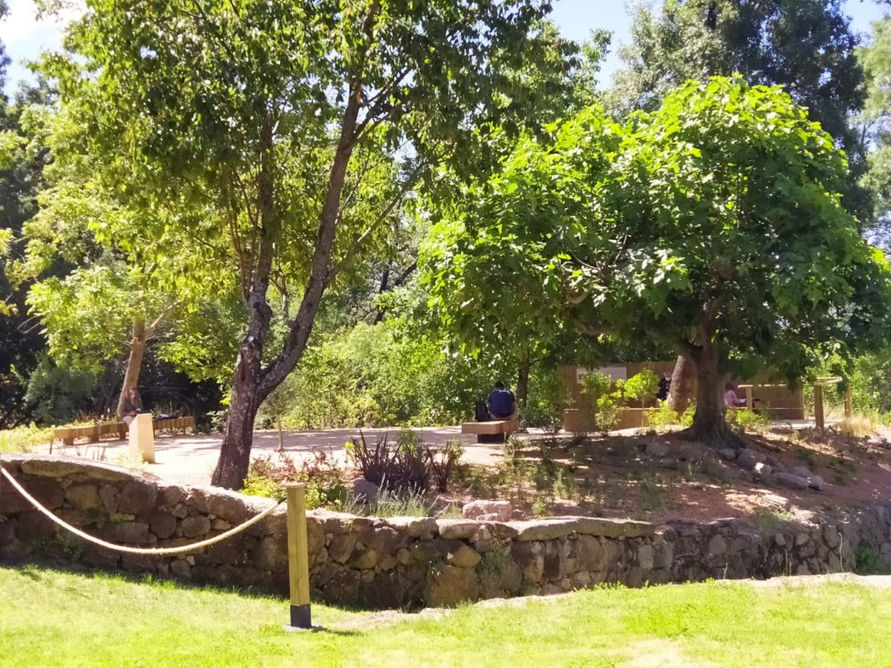 Zona del mirador junto al estanque en el Real Monasterio Jerónimo de Yuste Zona del mirador junto al estanque en el Real Monasterio Jerónimo de Yuste