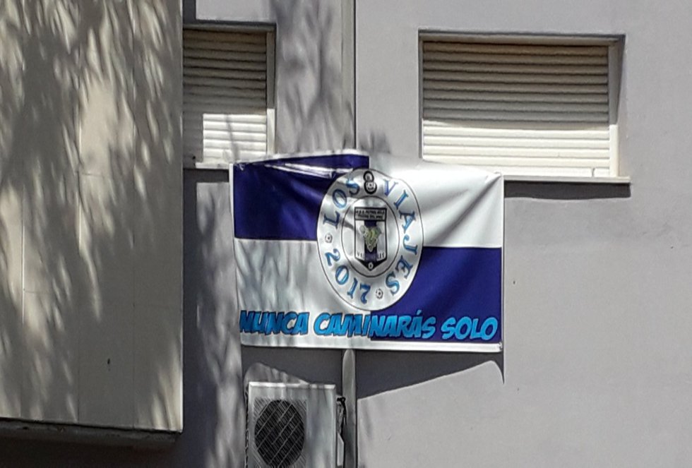 La marea azulona apoyará, en la distancia, al Viña Albali Valdepeñas. Unos ánimos que comienzan a verse en diferentes balcones de la localidad del vino La marea azulona apoyará, en la distancia, al Viña Albali Valdepeñas. Unos ánimos que comienzan a verse en diferentes balcones de la localidad del vino