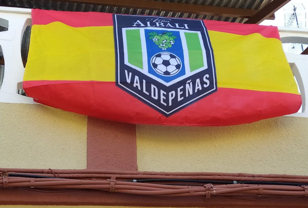 La marea azulona apoyará, en la distancia, al Viña Albali Valdepeñas. Unos ánimos que comienzan a verse en diferentes balcones de la localidad del vino La marea azulona apoyará, en la distancia, al Viña Albali Valdepeñas. Unos ánimos que comienzan a verse en diferentes balcones de la localidad del vino