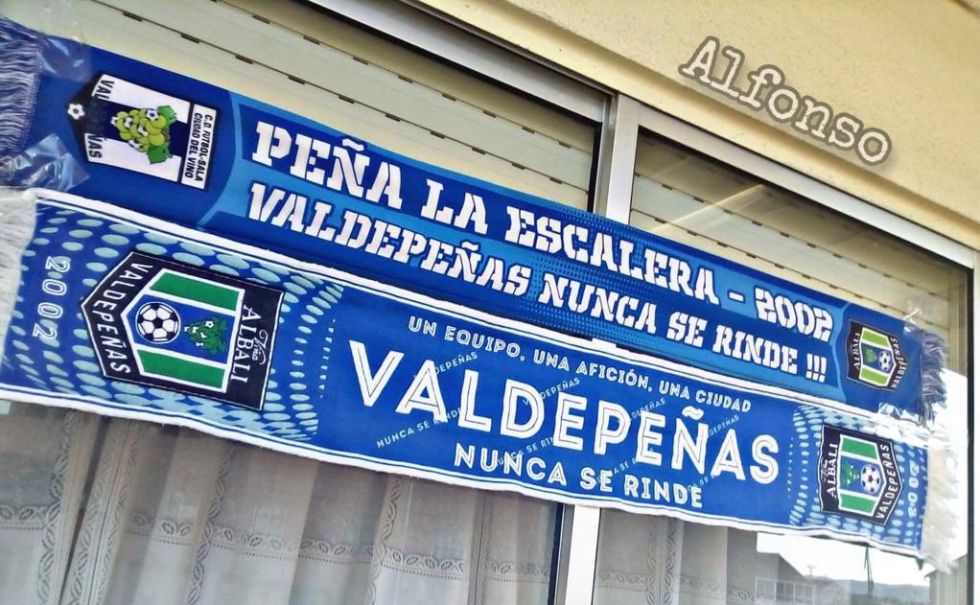 La marea azulona apoyará, en la distancia, al Viña Albali Valdepeñas. Unos ánimos que comienzan a verse en diferentes balcones de la localidad del vino La marea azulona apoyará, en la distancia, al Viña Albali Valdepeñas. Unos ánimos que comienzan a verse en diferentes balcones de la localidad del vino