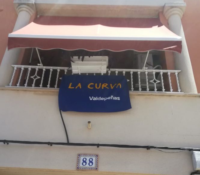 La marea azulona apoyará, en la distancia, al Viña Albali Valdepeñas. Unos ánimos que comienzan a verse en diferentes balcones de la localidad del vino La marea azulona apoyará, en la distancia, al Viña Albali Valdepeñas. Unos ánimos que comienzan a verse en diferentes balcones de la localidad del vino