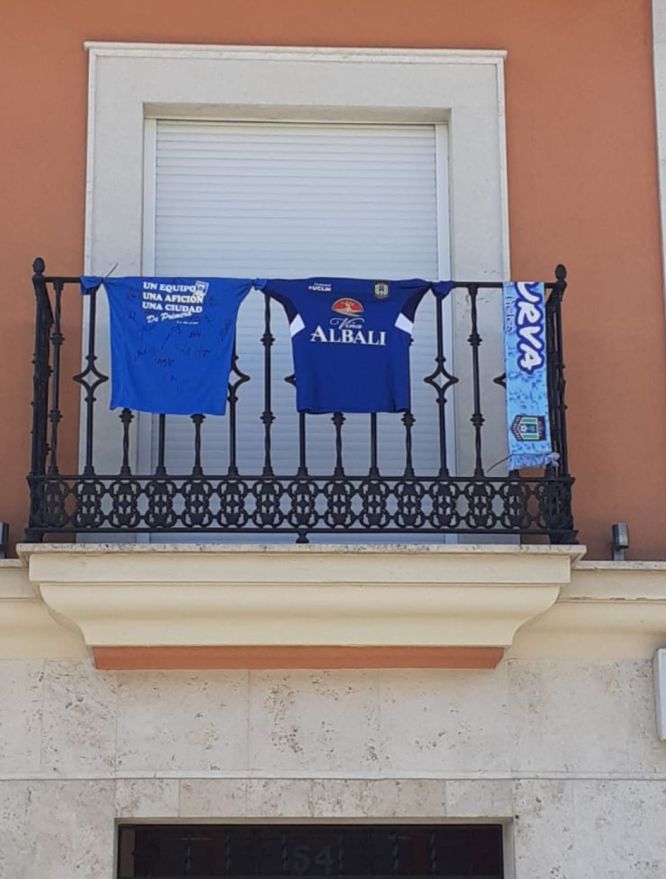 La marea azulona apoyará, en la distancia, al Viña Albali Valdepeñas. Unos ánimos que comienzan a verse en diferentes balcones de la localidad del vino La marea azulona apoyará, en la distancia, al Viña Albali Valdepeñas. Unos ánimos que comienzan a verse en diferentes balcones de la localidad del vino