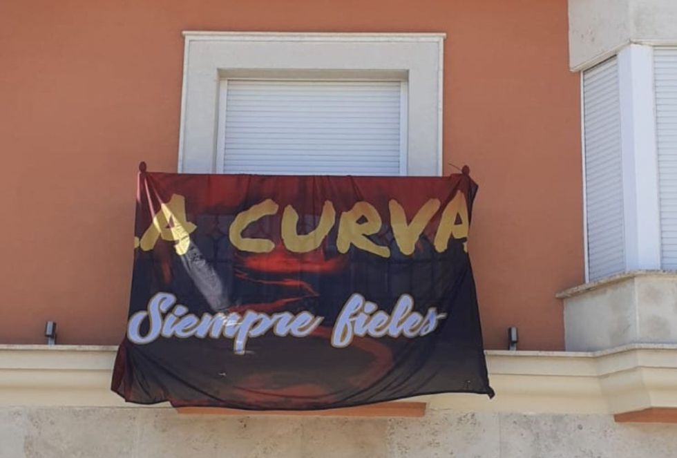 La marea azulona apoyará, en la distancia, al Viña Albali Valdepeñas. Unos ánimos que comienzan a verse en diferentes balcones de la localidad del vino La marea azulona apoyará, en la distancia, al Viña Albali Valdepeñas. Unos ánimos que comienzan a verse en diferentes balcones de la localidad del vino