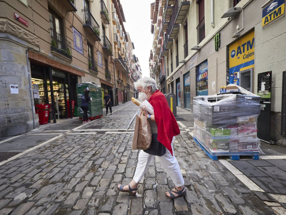 Una mujer camina por el casco antiguo a primera hora de la mañana Una mujer camina por el casco antiguo a primera hora de la mañana