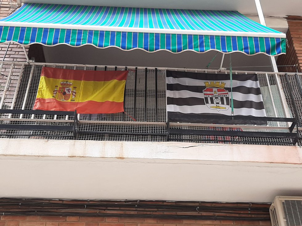 Banderas del Cartagena en los balcones de la ciudad. Banderas del Cartagena en los balcones de la ciudad.