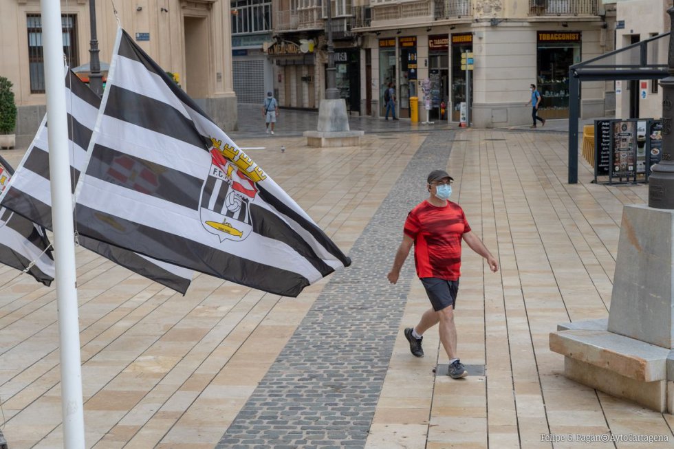 Banderas del F.C Cartagena en la Plaza del Ayuntamiento. Banderas del F.C Cartagena en la Plaza del Ayuntamiento.
