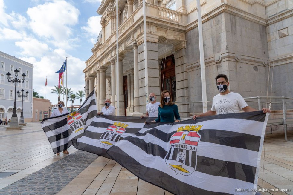 Directivos y responsables de gobierno local con una bandera del F.C Cartagena. Directivos y responsables de gobierno local con una bandera del F.C Cartagena.