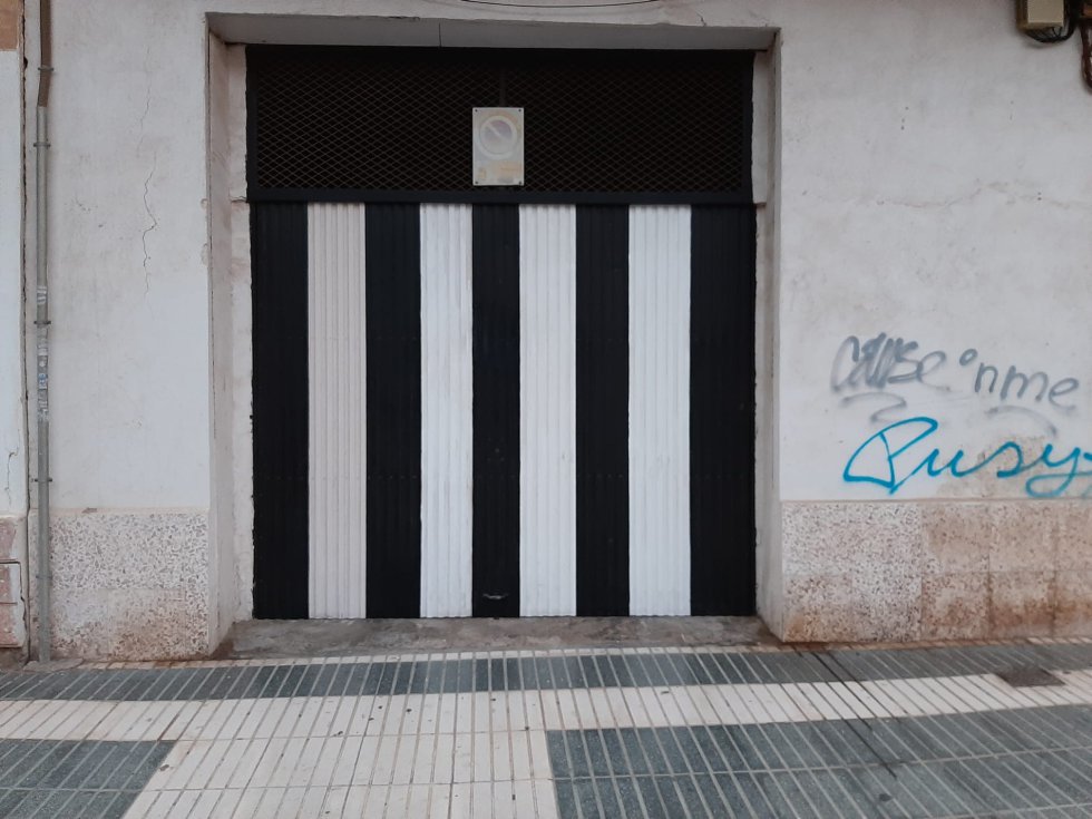 Una cochera con los colores albinegros. Una cochera con los colores albinegros.