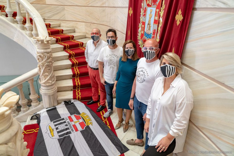 La alcaldesa y vicealcaldesa de Cartagena con directivos del Cartagena F.C en el interior del Palacio Consistorial. La alcaldesa y vicealcaldesa de Cartagena con directivos del Cartagena F.C en el interior del Palacio Consistorial.