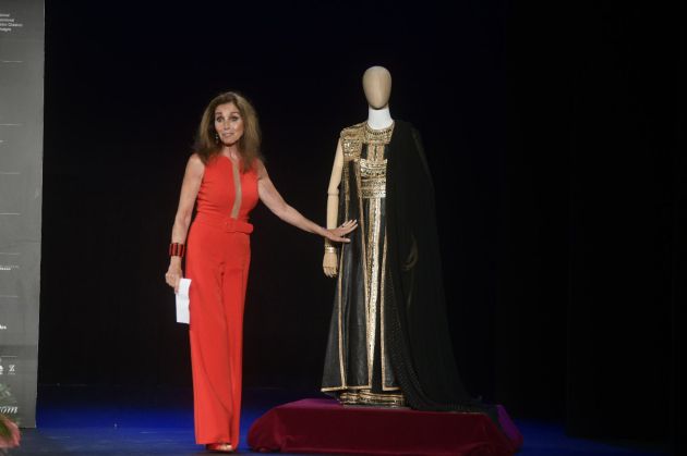 Junto al vestido que lució cuando interpretó "La hija del aire" en la década de los 80 en el Festival de Almagro