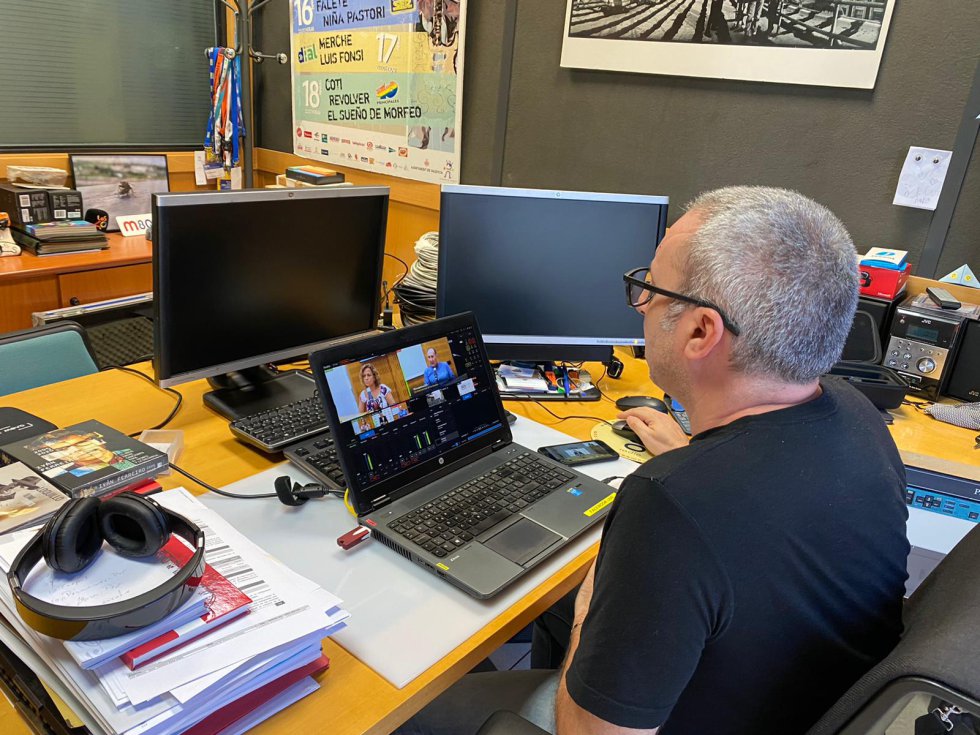 La concejala de Envejecimiento Activo, Pilar Bernabé, y el director de Aulas 3.ª Edad, Vicente Arenas, participan en el Encuentro SER moderado por el director regional de la Cadena SER, Bernardo Guzmán. La concejala de Envejecimiento Activo, Pilar Bernabé, y el director de Aulas 3.ª Edad, Vicente Arenas, participan en el Encuentro SER moderado por el director regional de la Cadena SER, Bernardo Guzmán.