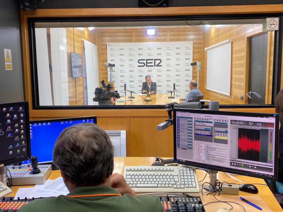 La concejala de Envejecimiento Activo, Pilar Bernabé, y el director de Aulas 3.ª Edad, Vicente Arenas, participan en el Encuentro SER moderado por el director regional de la Cadena SER, Bernardo Guzmán. La concejala de Envejecimiento Activo, Pilar Bernabé, y el director de Aulas 3.ª Edad, Vicente Arenas, participan en el Encuentro SER moderado por el director regional de la Cadena SER, Bernardo Guzmán.