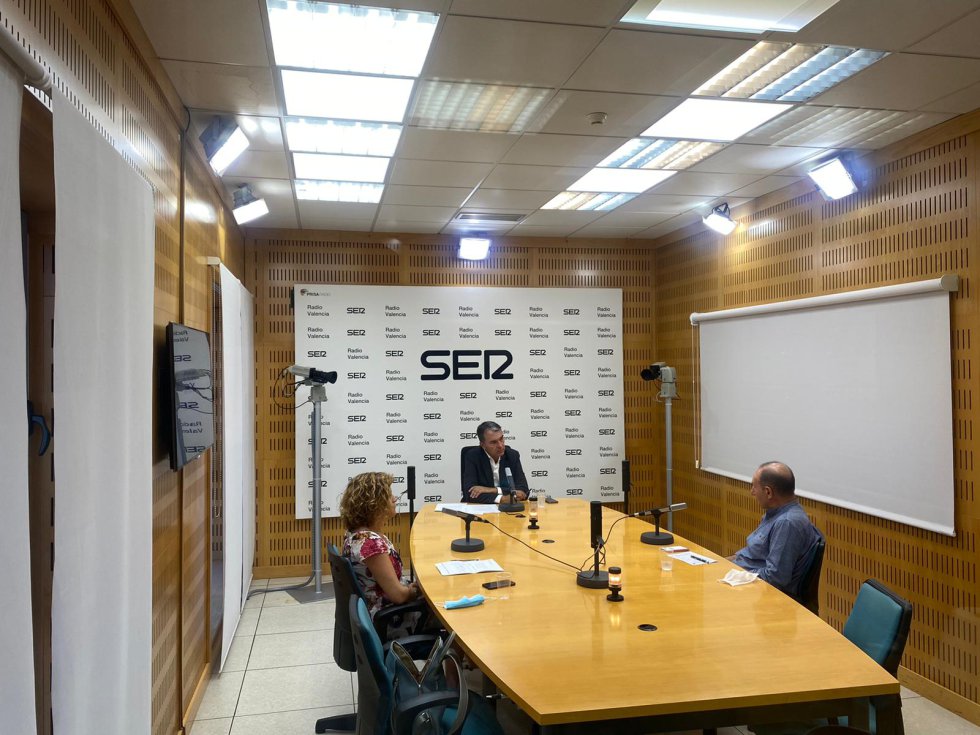 La concejala de Envejecimiento Activo, Pilar Bernabé, y el director de Aulas 3.ª Edad, Vicente Arenas, participan en el Encuentro SER moderado por el director regional de la Cadena SER, Bernardo Guzmán. La concejala de Envejecimiento Activo, Pilar Bernabé, y el director de Aulas 3.ª Edad, Vicente Arenas, participan en el Encuentro SER moderado por el director regional de la Cadena SER, Bernardo Guzmán.