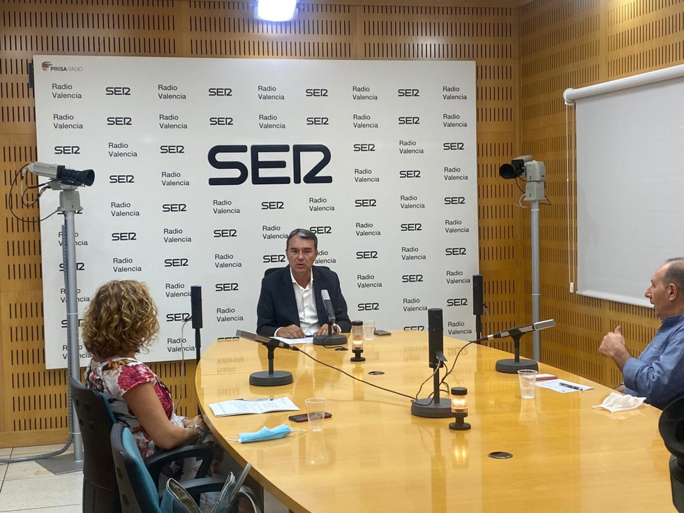 La concejala de Envejecimiento Activo, Pilar Bernabé, y el director de Aulas 3.ª Edad, Vicente Arenas, participan en el Encuentro SER moderado por el director regional de la Cadena SER, Bernardo Guzmán. La concejala de Envejecimiento Activo, Pilar Bernabé, y el director de Aulas 3.ª Edad, Vicente Arenas, participan en el Encuentro SER moderado por el director regional de la Cadena SER, Bernardo Guzmán.