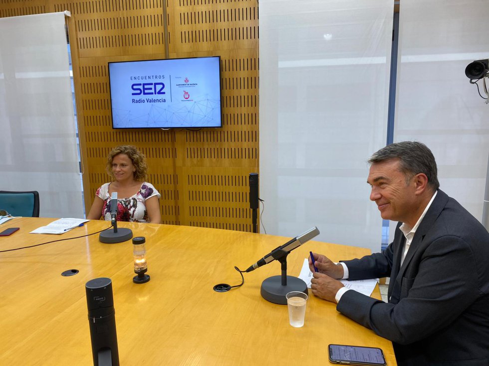 La concejala de Envejecimiento Activo de València, Pilar Bernabé, y el director de Aulas 3.ª Edad, Vicente Arenas, participan en una nueva edición de Encuentros SER moderada por el director regional de la Cadena SER, Bernardo Guzmán. La concejala de Envejecimiento Activo de València, Pilar Bernabé, y el director de Aulas 3.ª Edad, Vicente Arenas, participan en una nueva edición de Encuentros SER moderada por el director regional de la Cadena SER, Bernardo Guzmán.