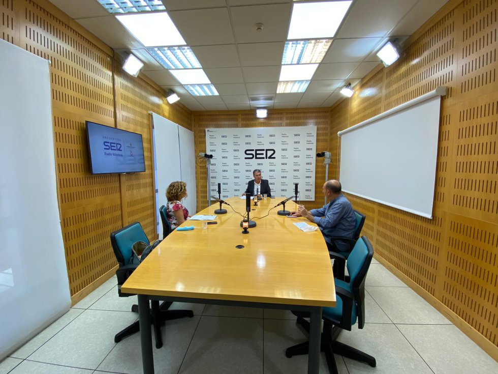 La concejala de Envejecimiento Activo de València, Pilar Bernabé, y el director de Aulas 3.ª Edad, Vicente Arenas, participan en una nueva edición de Encuentros SER moderada por el director regional de la Cadena SER, Bernardo Guzmán. La concejala de Envejecimiento Activo de València, Pilar Bernabé, y el director de Aulas 3.ª Edad, Vicente Arenas, participan en una nueva edición de Encuentros SER moderada por el director regional de la Cadena SER, Bernardo Guzmán.