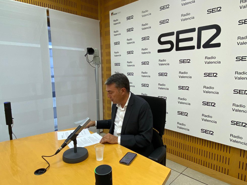 La concejala de Envejecimiento Activo de València, Pilar Bernabé, y el director de Aulas 3.ª Edad, Vicente Arenas, participan en una nueva edición de Encuentros SER moderada por el director regional de la Cadena SER, Bernardo Guzmán. La concejala de Envejecimiento Activo de València, Pilar Bernabé, y el director de Aulas 3.ª Edad, Vicente Arenas, participan en una nueva edición de Encuentros SER moderada por el director regional de la Cadena SER, Bernardo Guzmán.