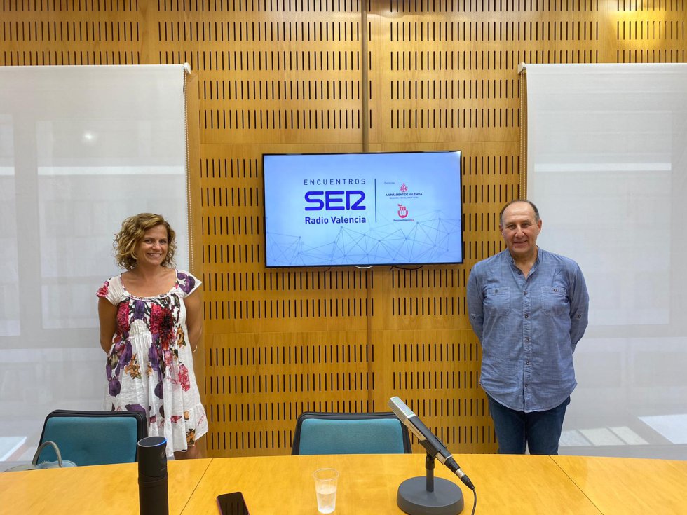 La concejala de Envejecimiento Activo de València, Pilar Bernabé, y el director de Aulas 3.ª Edad, Vicente Arenas, participan en una nueva edición de Encuentros SER moderada por el director regional de la Cadena SER, Bernardo Guzmán. La concejala de Envejecimiento Activo de València, Pilar Bernabé, y el director de Aulas 3.ª Edad, Vicente Arenas, participan en una nueva edición de Encuentros SER moderada por el director regional de la Cadena SER, Bernardo Guzmán.