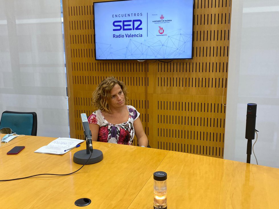 La concejala de Envejecimiento Activo de València, Pilar Bernabé, y el director de Aulas 3.ª Edad, Vicente Arenas, participan en una nueva edición de Encuentros SER moderada por el director regional de la Cadena SER, Bernardo Guzmán. La concejala de Envejecimiento Activo de València, Pilar Bernabé, y el director de Aulas 3.ª Edad, Vicente Arenas, participan en una nueva edición de Encuentros SER moderada por el director regional de la Cadena SER, Bernardo Guzmán.