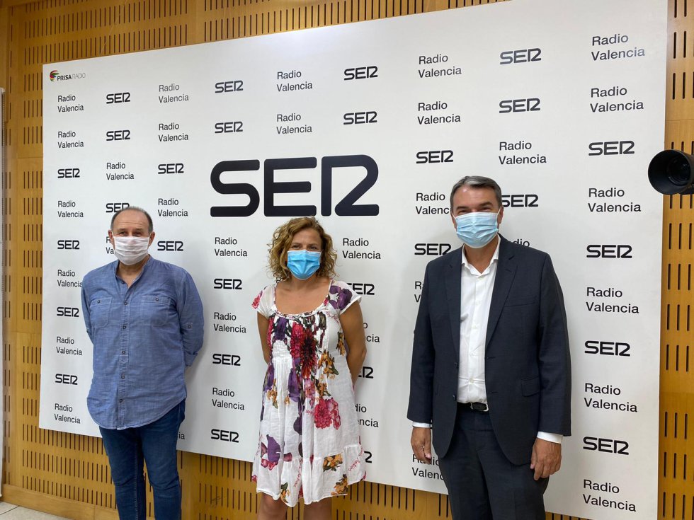 La concejala de Envejecimiento Activo de València, Pilar Bernabé, y el director de Aulas 3.ª Edad, Vicente Arenas, participan en una nueva edición de Encuentros SER moderada por el director regional de la Cadena SER, Bernardo Guzmán. La concejala de Envejecimiento Activo de València, Pilar Bernabé, y el director de Aulas 3.ª Edad, Vicente Arenas, participan en una nueva edición de Encuentros SER moderada por el director regional de la Cadena SER, Bernardo Guzmán.