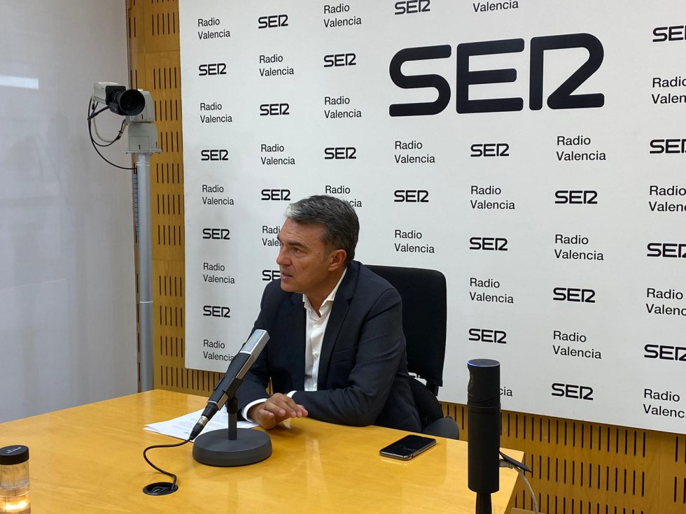 La concejala de Envejecimiento Activo de València, Pilar Bernabé, y el director de Aulas 3.ª Edad, Vicente Arenas, participan en una nueva edición de Encuentros SER moderada por el director regional de la Cadena SER, Bernardo Guzmán. La concejala de Envejecimiento Activo de València, Pilar Bernabé, y el director de Aulas 3.ª Edad, Vicente Arenas, participan en una nueva edición de Encuentros SER moderada por el director regional de la Cadena SER, Bernardo Guzmán.