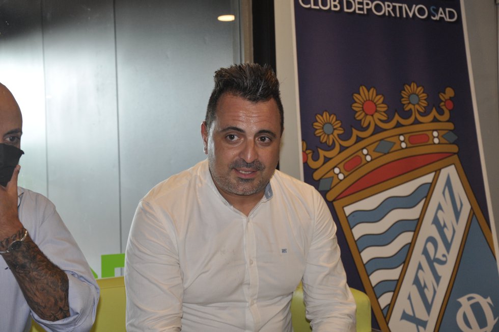 Imágenes presentación de Joaquín Poveda, nuevo entrenador del Xerez CD Imágenes presentación de Joaquín Poveda, nuevo entrenador del Xerez CD