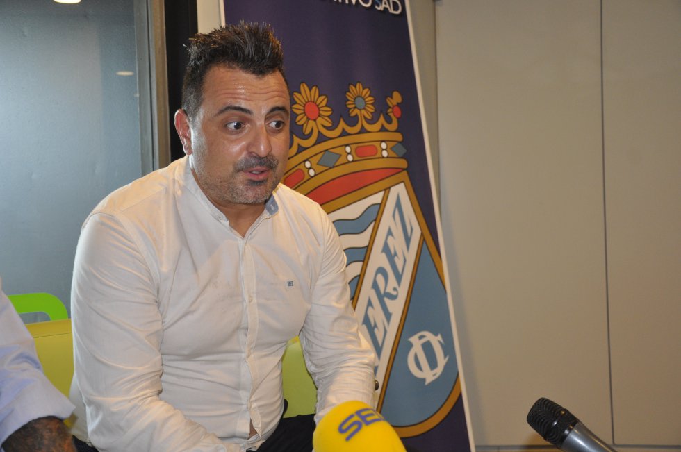 Imágenes presentación de Joaquín Poveda, nuevo entrenador del Xerez CD Imágenes presentación de Joaquín Poveda, nuevo entrenador del Xerez CD