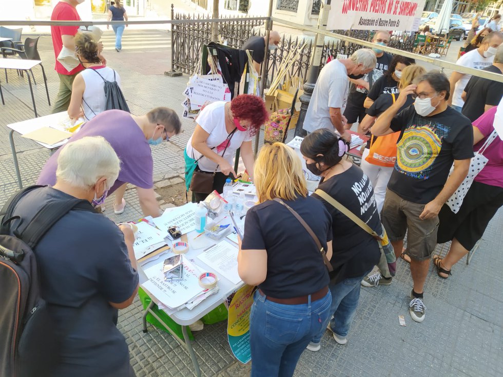 Los vendedores preparan en plaza de Cascorro la concentración y el puesto para recoger firmas Los vendedores preparan en plaza de Cascorro la concentración y el puesto para recoger firmas