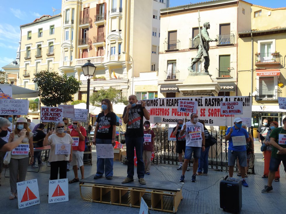 Los representantes de las asociaciones de vendedores del Rastro se dirigen a los concentrados Los representantes de las asociaciones de vendedores del Rastro se dirigen a los concentrados