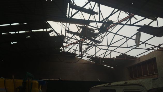 El tejado de una nave destrozado en Santa María del Campo Rus El tejado de una nave destrozado en Santa María del Campo Rus