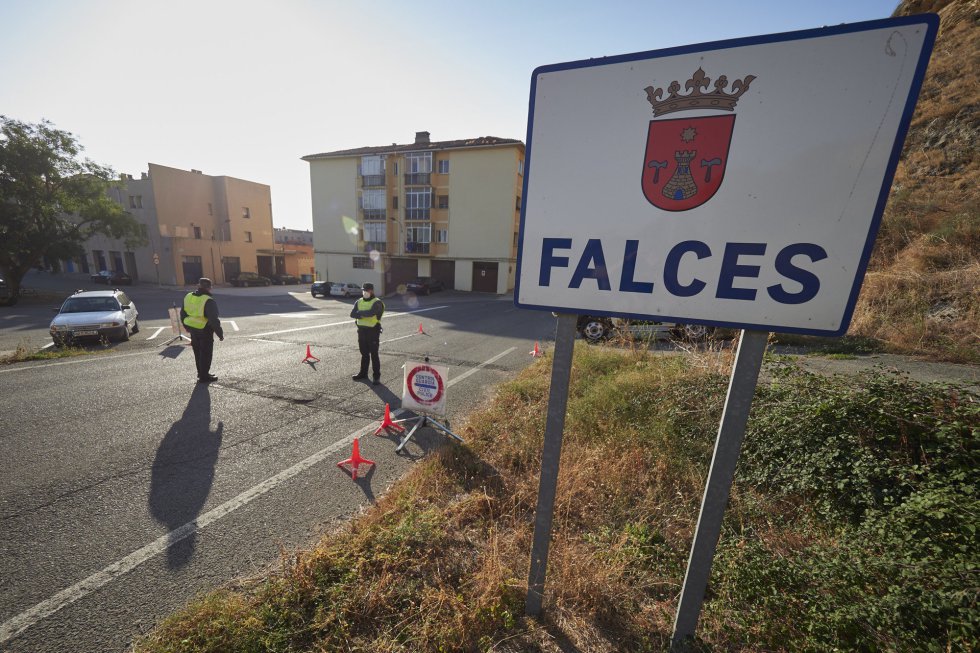 Policías forales controlan las carreteras de Falces el mismo día de la entrada en vigor del confinamiento en el municipio debido al aumento de casos de Covid-19, en Falces, Navarra, (España), a 30 de septiembre de 2020. Al confinamiento de Falces se une el municipio de Funes al presentar una incidencia acumulada en los últimos 14 días que supera los 1.000 casos por 100.000 habitantes. Estas restricciones, cuya duración se extenderían de inicio hasta las 23.59 horas del 6 de octubre, están sujetas al correspondiente análisis de la evolución epidemiológica y sanitaria.
30 SEPTIEMBRE 2020;COVID19;PAMPLONA;NAVARRA;CONFINAMIENTO;CORONAVIRUS
Eduardo Sanz / Europa Press
30/09/2020 Policías forales controlan las carreteras de Falces el mismo día de la entrada en vigor del confinamiento en el municipio debido al aumento de casos de Covid-19, en Falces, Navarra, (España), a 30 de septiembre de 2020. Al confinamiento de Falces se une el municipio de Funes al presentar una incidencia acumulada en los últimos 14 días que supera los 1.000 casos por 100.000 habitantes. Estas restricciones, cuya duración se extenderían de inicio hasta las 23.59 horas del 6 de octubre, están sujetas al correspondiente análisis de la evolución epidemiológica y sanitaria.
30 SEPTIEMBRE 2020;COVID19;PAMPLONA;NAVARRA;CONFINAMIENTO;CORONAVIRUS
Eduardo Sanz / Europa Press
30/09/2020