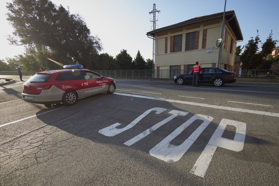 Policías forales controlan las carreteras de Falces el mismo día de la entrada en vigor del confinamiento en el municipio debido al aumento de casos de Covid-19, en Falces, Navarra, (España), a 30 de septiembre de 2020. Al confinamiento de Falces se une el municipio de Funes al presentar una incidencia acumulada en los últimos 14 días que supera los 1.000 casos por 100.000 habitantes. Estas restricciones, cuya duración se extenderían de inicio hasta las 23.59 horas del 6 de octubre, están sujetas al correspondiente análisis de la evolución epidemiológica y sanitaria.
30 SEPTIEMBRE 2020;COVID19;PAMPLONA;NAVARRA;CONFINAMIENTO;CORONAVIRUS
Eduardo Sanz / Europa Press
30/09/2020 Policías forales controlan las carreteras de Falces el mismo día de la entrada en vigor del confinamiento en el municipio debido al aumento de casos de Covid-19, en Falces, Navarra, (España), a 30 de septiembre de 2020. Al confinamiento de Falces se une el municipio de Funes al presentar una incidencia acumulada en los últimos 14 días que supera los 1.000 casos por 100.000 habitantes. Estas restricciones, cuya duración se extenderían de inicio hasta las 23.59 horas del 6 de octubre, están sujetas al correspondiente análisis de la evolución epidemiológica y sanitaria.
30 SEPTIEMBRE 2020;COVID19;PAMPLONA;NAVARRA;CONFINAMIENTO;CORONAVIRUS
Eduardo Sanz / Europa Press
30/09/2020