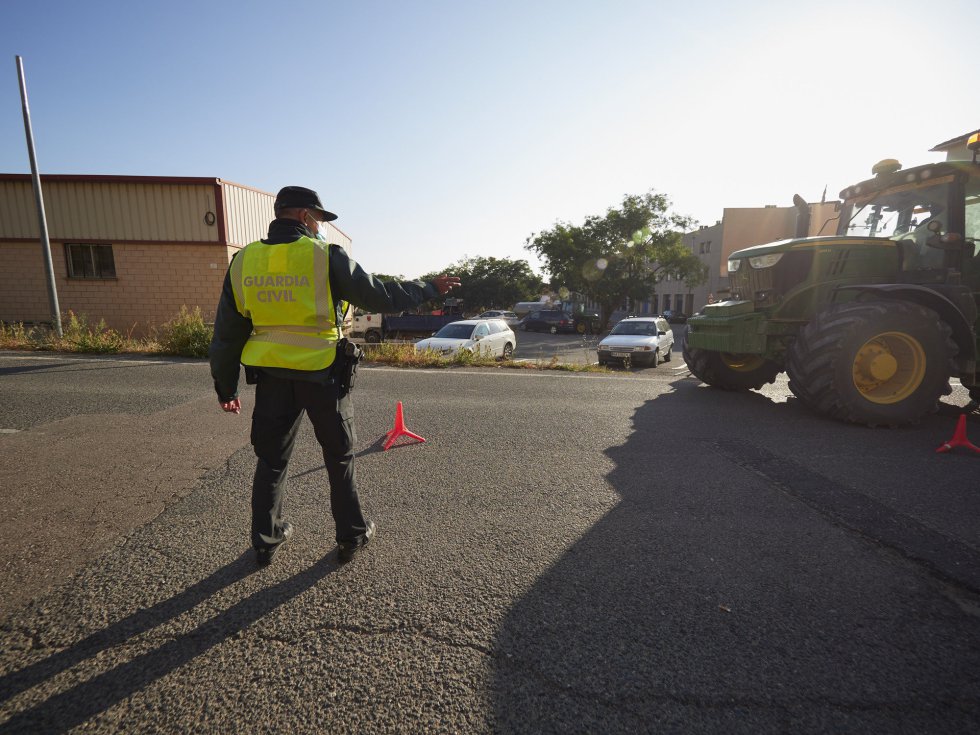 Policías forales controlan las carreteras de Falces el mismo día de la entrada en vigor del confinamiento en el municipio debido al aumento de casos de Covid-19, en Falces, Navarra, (España), a 30 de septiembre de 2020. Al confinamiento de Falces se une el municipio de Funes al presentar una incidencia acumulada en los últimos 14 días que supera los 1.000 casos por 100.000 habitantes. Estas restricciones, cuya duración se extenderían de inicio hasta las 23.59 horas del 6 de octubre, están sujetas al correspondiente análisis de la evolución epidemiológica y sanitaria.
30 SEPTIEMBRE 2020;COVID19;PAMPLONA;NAVARRA;CONFINAMIENTO;CORONAVIRUS
Eduardo Sanz / Europa Press
30/09/2020 Policías forales controlan las carreteras de Falces el mismo día de la entrada en vigor del confinamiento en el municipio debido al aumento de casos de Covid-19, en Falces, Navarra, (España), a 30 de septiembre de 2020. Al confinamiento de Falces se une el municipio de Funes al presentar una incidencia acumulada en los últimos 14 días que supera los 1.000 casos por 100.000 habitantes. Estas restricciones, cuya duración se extenderían de inicio hasta las 23.59 horas del 6 de octubre, están sujetas al correspondiente análisis de la evolución epidemiológica y sanitaria.
30 SEPTIEMBRE 2020;COVID19;PAMPLONA;NAVARRA;CONFINAMIENTO;CORONAVIRUS
Eduardo Sanz / Europa Press
30/09/2020