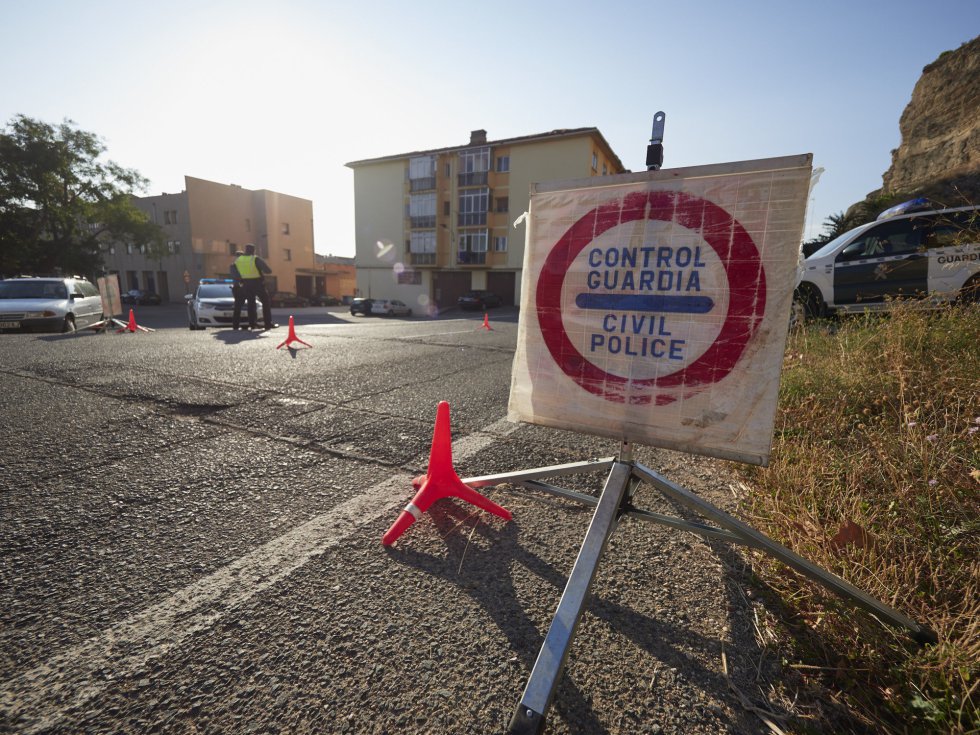 Policías forales controlan las carreteras de Falces el mismo día de la entrada en vigor del confinamiento en el municipio debido al aumento de casos de Covid-19, en Falces, Navarra, (España), a 30 de septiembre de 2020. Al confinamiento de Falces se une el municipio de Funes al presentar una incidencia acumulada en los últimos 14 días que supera los 1.000 casos por 100.000 habitantes. Estas restricciones, cuya duración se extenderían de inicio hasta las 23.59 horas del 6 de octubre, están sujetas al correspondiente análisis de la evolución epidemiológica y sanitaria.
30 SEPTIEMBRE 2020;COVID19;PAMPLONA;NAVARRA;CONFINAMIENTO;CORONAVIRUS
Eduardo Sanz / Europa Press
30/09/2020 Policías forales controlan las carreteras de Falces el mismo día de la entrada en vigor del confinamiento en el municipio debido al aumento de casos de Covid-19, en Falces, Navarra, (España), a 30 de septiembre de 2020. Al confinamiento de Falces se une el municipio de Funes al presentar una incidencia acumulada en los últimos 14 días que supera los 1.000 casos por 100.000 habitantes. Estas restricciones, cuya duración se extenderían de inicio hasta las 23.59 horas del 6 de octubre, están sujetas al correspondiente análisis de la evolución epidemiológica y sanitaria.
30 SEPTIEMBRE 2020;COVID19;PAMPLONA;NAVARRA;CONFINAMIENTO;CORONAVIRUS
Eduardo Sanz / Europa Press
30/09/2020