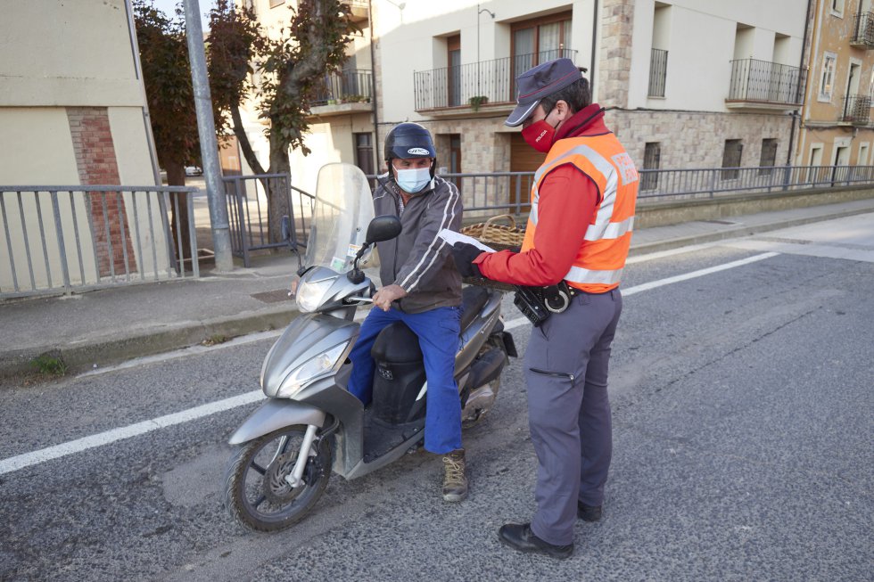 Un policía foral para a un vecino de Falces el mismo día de la entrada en vigor del confinamiento en el municipio debido al aumento de casos de Covid-19, en Falces, Pamplona, Navarra, (España), a 30 de septiembre de 2020. Al confinamiento de Falces se une el municipio de Funes al presentar una incidencia acumulada en los últimos 14 días que supera los 1.000 casos por 100.000 habitantes. Estas restricciones, cuya duración se extenderían de inicio hasta las 23.59 horas del 6 de octubre, están sujetas al correspondiente análisis de la evolución epidemiológica y sanitaria.
30 SEPTIEMBRE 2020;COVID19;PAMPLONA;NAVARRA;CONFINAMIENTO;CORONAVIRUS
Eduardo Sanz / Europa Press
30/09/2020 Un policía foral para a un vecino de Falces el mismo día de la entrada en vigor del confinamiento en el municipio debido al aumento de casos de Covid-19, en Falces, Pamplona, Navarra, (España), a 30 de septiembre de 2020. Al confinamiento de Falces se une el municipio de Funes al presentar una incidencia acumulada en los últimos 14 días que supera los 1.000 casos por 100.000 habitantes. Estas restricciones, cuya duración se extenderían de inicio hasta las 23.59 horas del 6 de octubre, están sujetas al correspondiente análisis de la evolución epidemiológica y sanitaria.
30 SEPTIEMBRE 2020;COVID19;PAMPLONA;NAVARRA;CONFINAMIENTO;CORONAVIRUS
Eduardo Sanz / Europa Press
30/09/2020