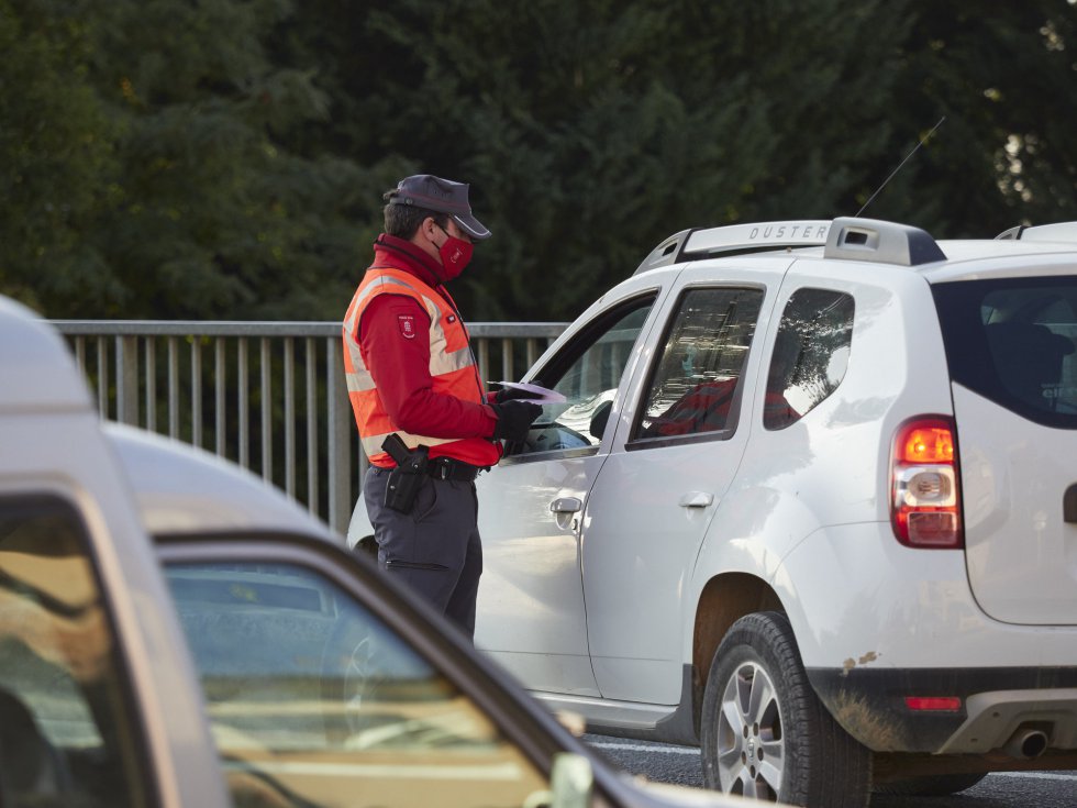 Un policía foral para a un vecino de Falces el mismo día de la entrada en vigor del confinamiento en el municipio debido al aumento de casos de Covid-19, en Falces, Pamplona, Navarra, (España), a 30 de septiembre de 2020. Al confinamiento de Falces se une el municipio de Funes al presentar una incidencia acumulada en los últimos 14 días que supera los 1.000 casos por 100.000 habitantes. Estas restricciones, cuya duración se extenderían de inicio hasta las 23.59 horas del 6 de octubre, están sujetas al correspondiente análisis de la evolución epidemiológica y sanitaria.
30 SEPTIEMBRE 2020;COVID19;PAMPLONA;NAVARRA;CONFINAMIENTO;CORONAVIRUS
Eduardo Sanz / Europa Press
30/09/2020 Un policía foral para a un vecino de Falces el mismo día de la entrada en vigor del confinamiento en el municipio debido al aumento de casos de Covid-19, en Falces, Pamplona, Navarra, (España), a 30 de septiembre de 2020. Al confinamiento de Falces se une el municipio de Funes al presentar una incidencia acumulada en los últimos 14 días que supera los 1.000 casos por 100.000 habitantes. Estas restricciones, cuya duración se extenderían de inicio hasta las 23.59 horas del 6 de octubre, están sujetas al correspondiente análisis de la evolución epidemiológica y sanitaria.
30 SEPTIEMBRE 2020;COVID19;PAMPLONA;NAVARRA;CONFINAMIENTO;CORONAVIRUS
Eduardo Sanz / Europa Press
30/09/2020