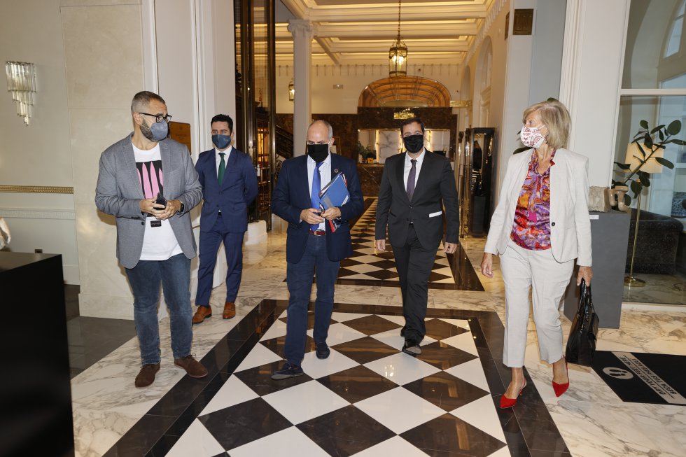 El consejero de Sanidad y la consejera de Educación, a su llegada al Hotel Real. El consejero de Sanidad y la consejera de Educación, a su llegada al Hotel Real.
