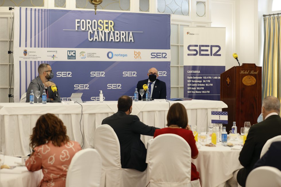 Otro momento de la intervención del consejero en Foro Ser Cantabria. Otro momento de la intervención del consejero en Foro Ser Cantabria.