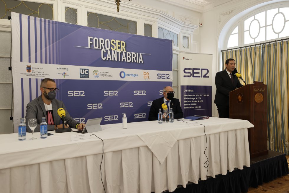 A la derecha Jordi Finazzi, director de la cadena Ser en Cantabria, durante la presentación de esta nueva temporada de Foro Ser Cantabria. A la derecha Jordi Finazzi, director de la cadena Ser en Cantabria, durante la presentación de esta nueva temporada de Foro Ser Cantabria.