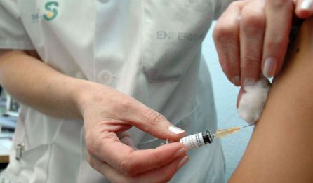 Enfermera administrando una vacuna