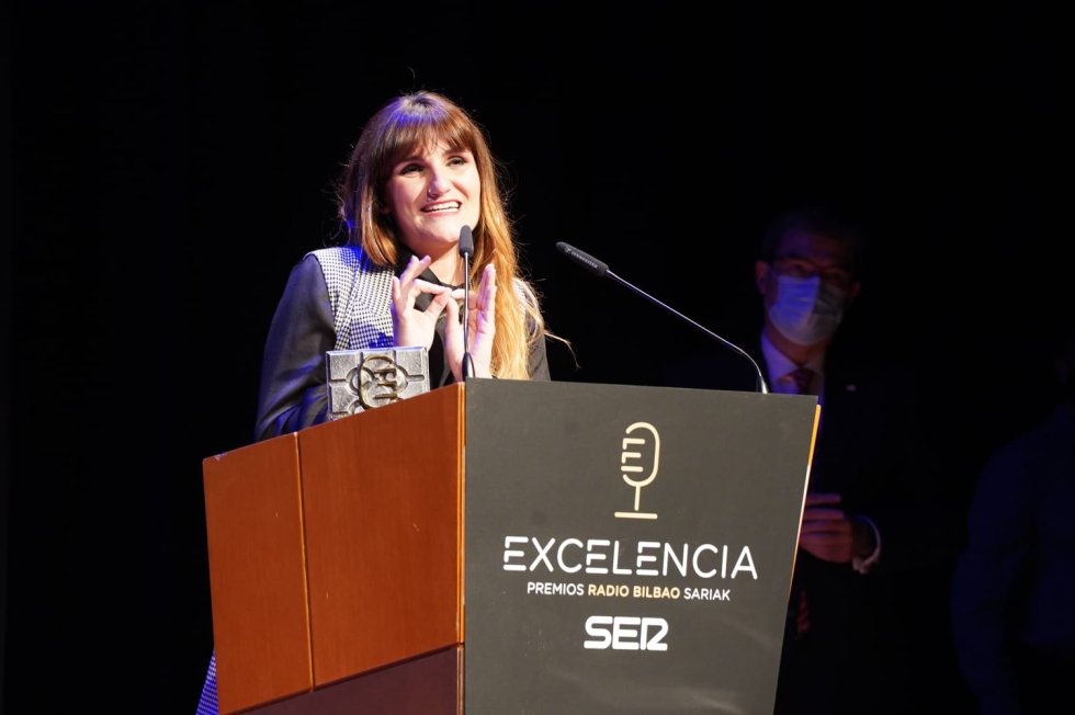 Rozalén recibiendo el galardón de 'Bilbo Bihotzean' Rozalén recibiendo el galardón de 'Bilbo Bihotzean'