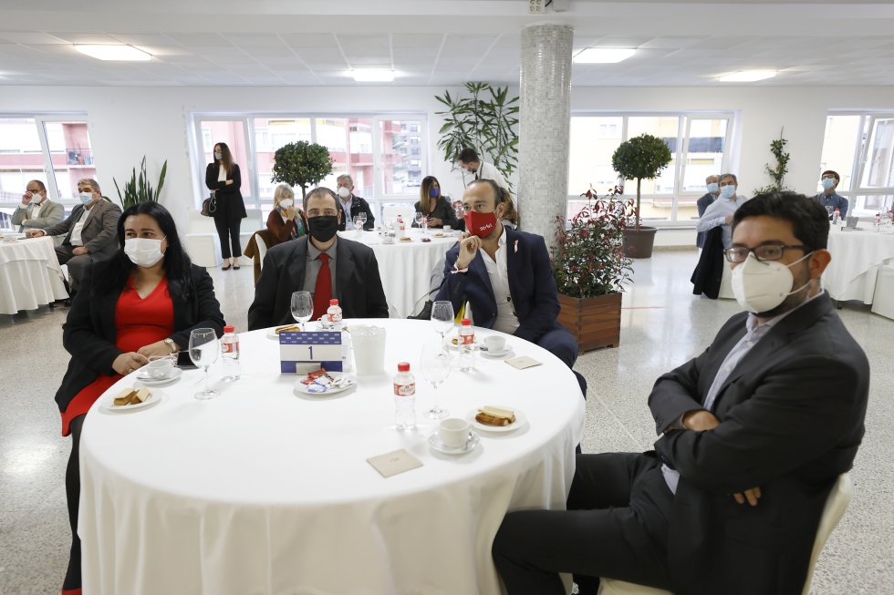 La secretaria general de la Consejería de Industria, Mónica Berrazueta, el director de la cadena SER en Cantabria, Jordi Finazzi, el alcalde de Torerlavega, Javier López Estrada, y el director del área de energía del grupo Pitma, Francisco Valdés. La secretaria general de la Consejería de Industria, Mónica Berrazueta, el director de la cadena SER en Cantabria, Jordi Finazzi, el alcalde de Torerlavega, Javier López Estrada, y el director del área de energía del grupo Pitma, Francisco Valdés.