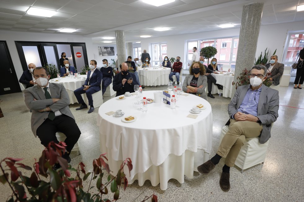 A la izquierda, el director general de Urbanismo, Francisco Gómez Blanco, que asistió en representación de la Consejería de Obras Públicas que va a financiar la redacción del proyecto. A la izquierda, el director general de Urbanismo, Francisco Gómez Blanco, que asistió en representación de la Consejería de Obras Públicas que va a financiar la redacción del proyecto.