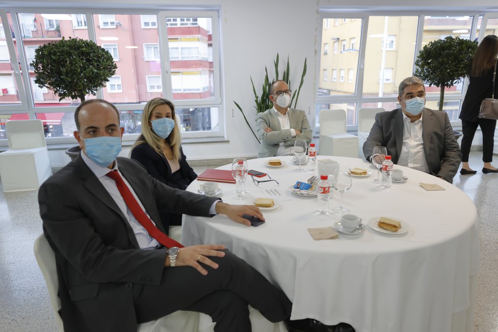 A la derecha, el presidente de la Cámara de Comercio, José Luis Quintanilla, junto a otros representantes del sector. A la derecha, el presidente de la Cámara de Comercio, José Luis Quintanilla, junto a otros representantes del sector.